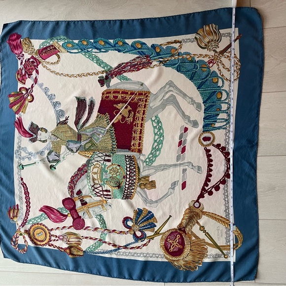 Authentic Hermès vintage scarf ‘Le Timbalier”, designed by Françoise Heron 1961 - Picture 5 of 7